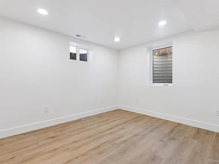 363 S Ivy St — Photo 15