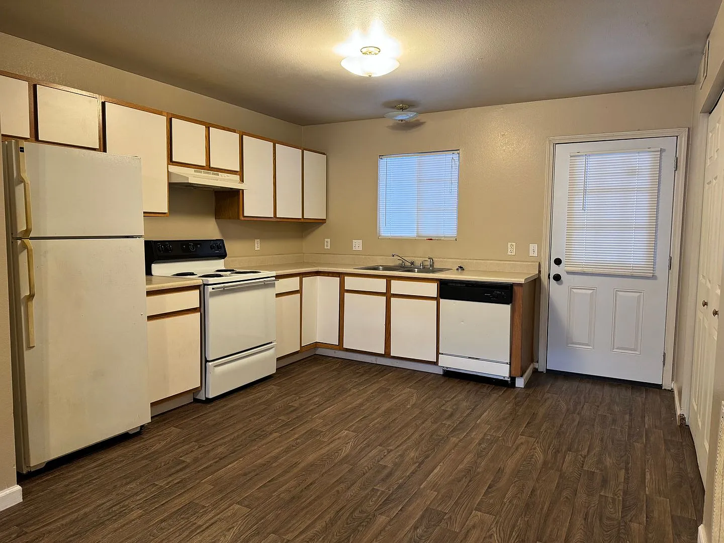 6247-MF8-E1 — Photo 2