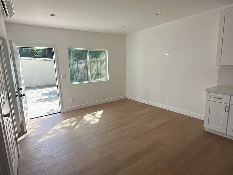 11838 Magnolia Blvd — Photo 2