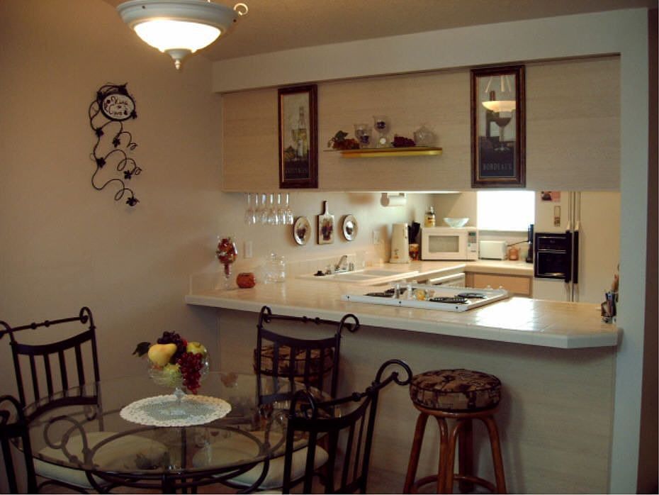 dining/kitchen area