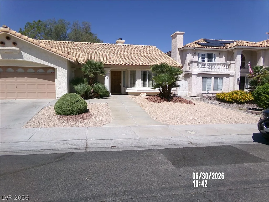 3 bed, 2.0 bath, 1942 sqft, $2,449 — Photo 2
