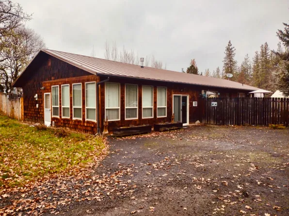 615 Rogue Air Dr, Shady Cove, OR 97539