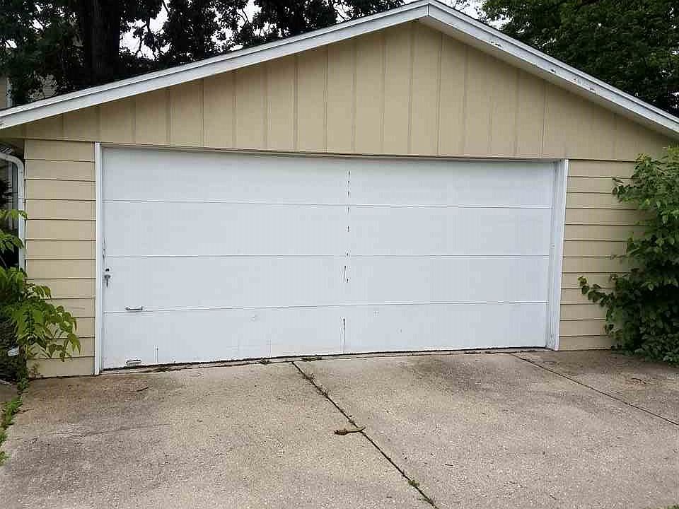 2nd image of 838 Roscoe Ave