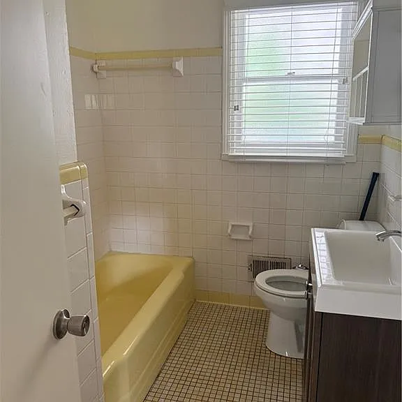 2404 Elmwood Cir SE — Photo 8