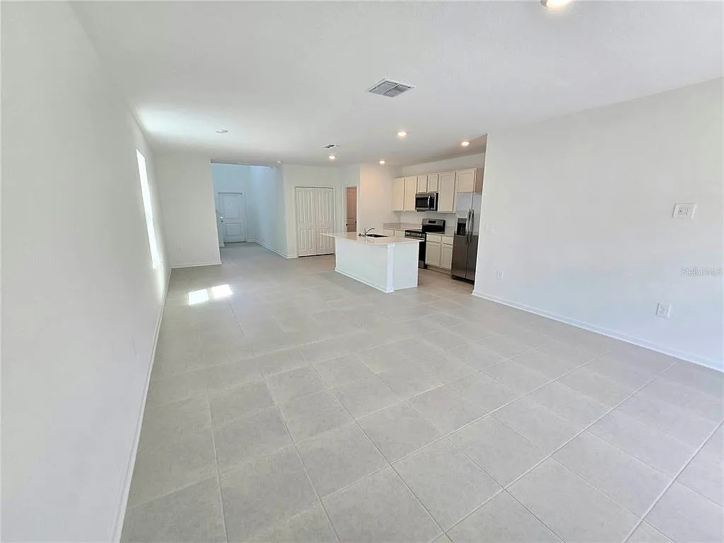 5 bed, 2.5 bath, 2326 sqft, $2,250 — Photo 4