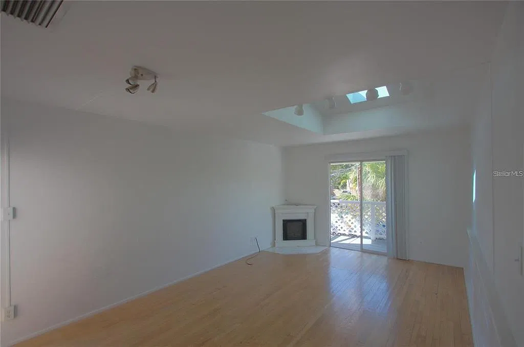 1 bed, 1.0 bath, 832 sqft, $1,695 — Photo 2
