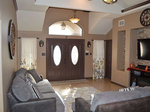 5th image of 216 Royal Oaks St