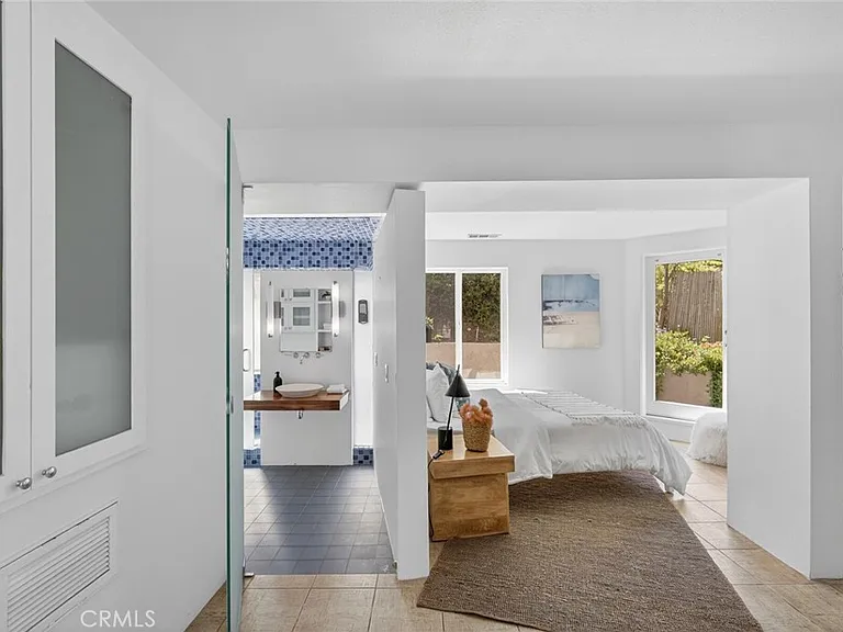 431 Nyes Pl — Photo 17