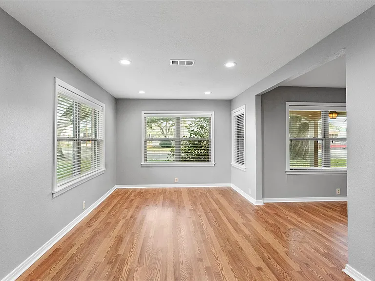 302 S Hardie St — Photo 4