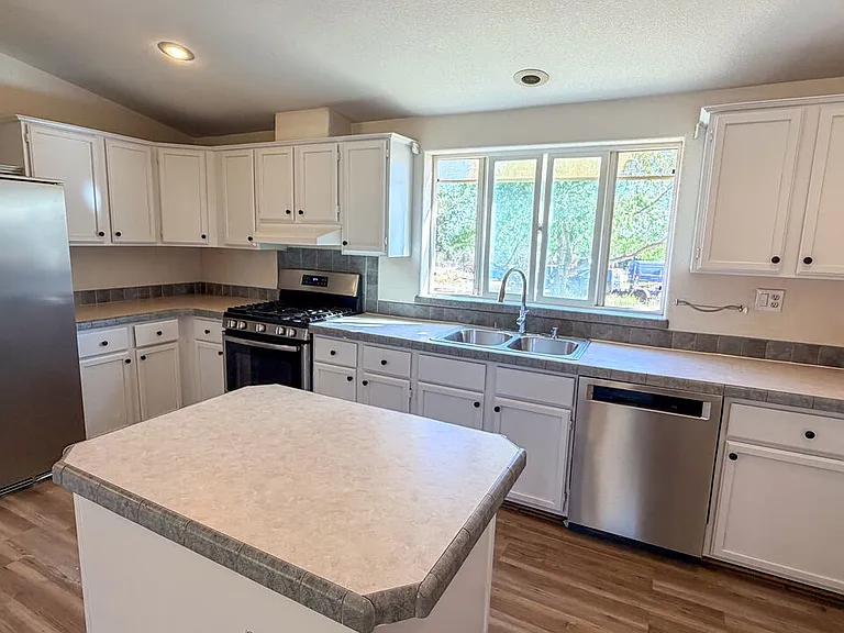 25120 Charina Ln — Photo 28