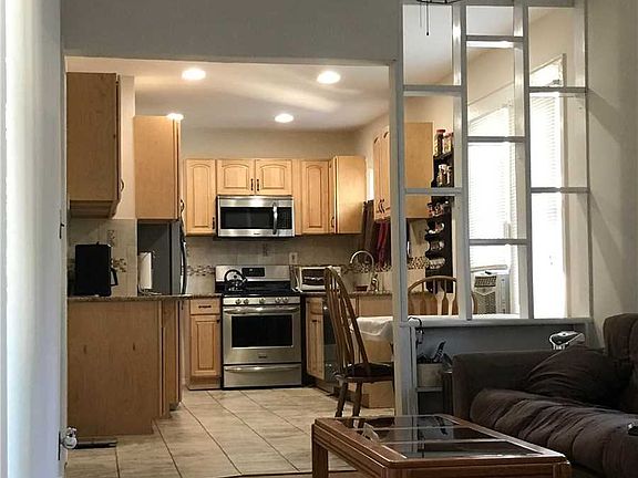 4th image of 318 Frederick Ave