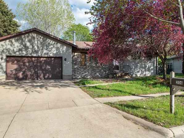 206 24th St NW, Waverly, IA 50677