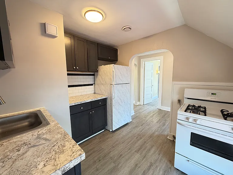 15 Andrews Ave #2 — Photo 6