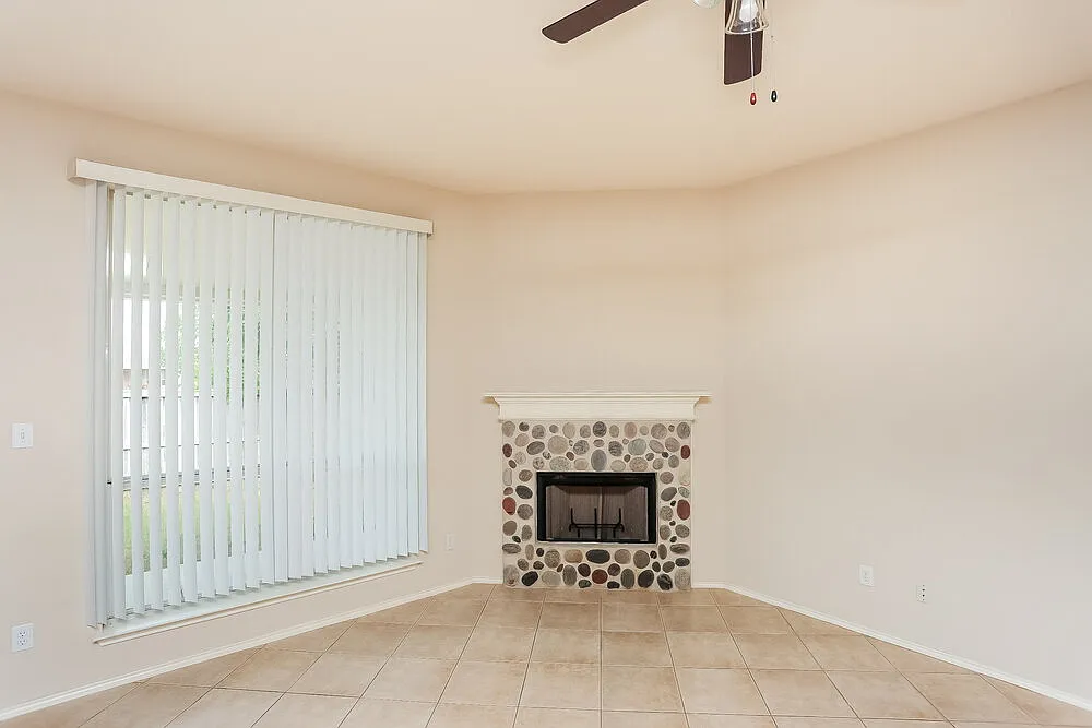 3 bed, 2.0 bath, 1758 sqft, $2,090 — Photo 3