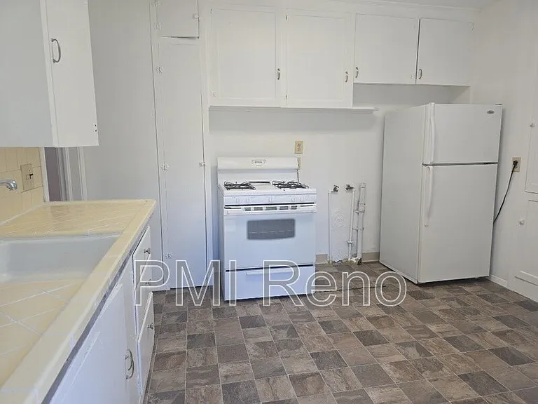 530 Burns St — Photo 7