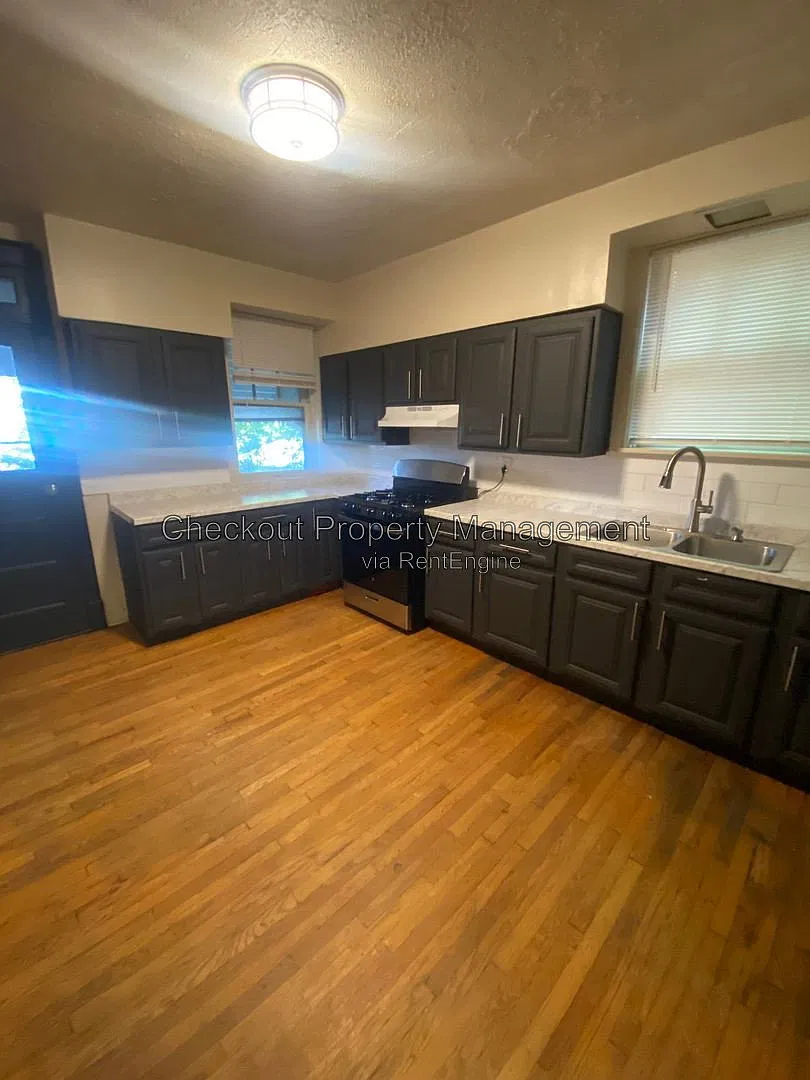 2 bed, 1.0 bath, $1,095 — Photo 1