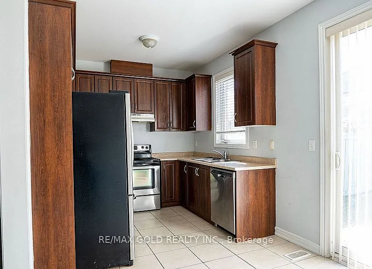11 Vanderpool Cres #1 — Photo 7