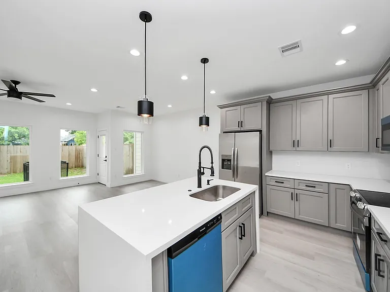 8218 Lawler St — Photo 10
