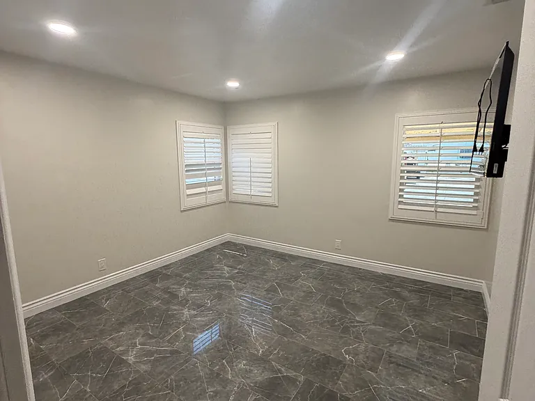 10724 Valley View Ave — Photo 14