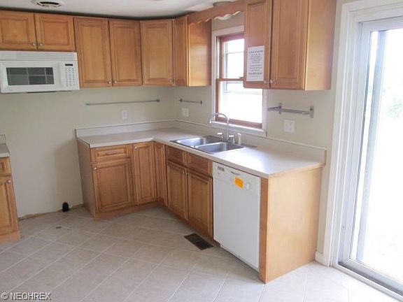 4th image of 60 Bryan Dr