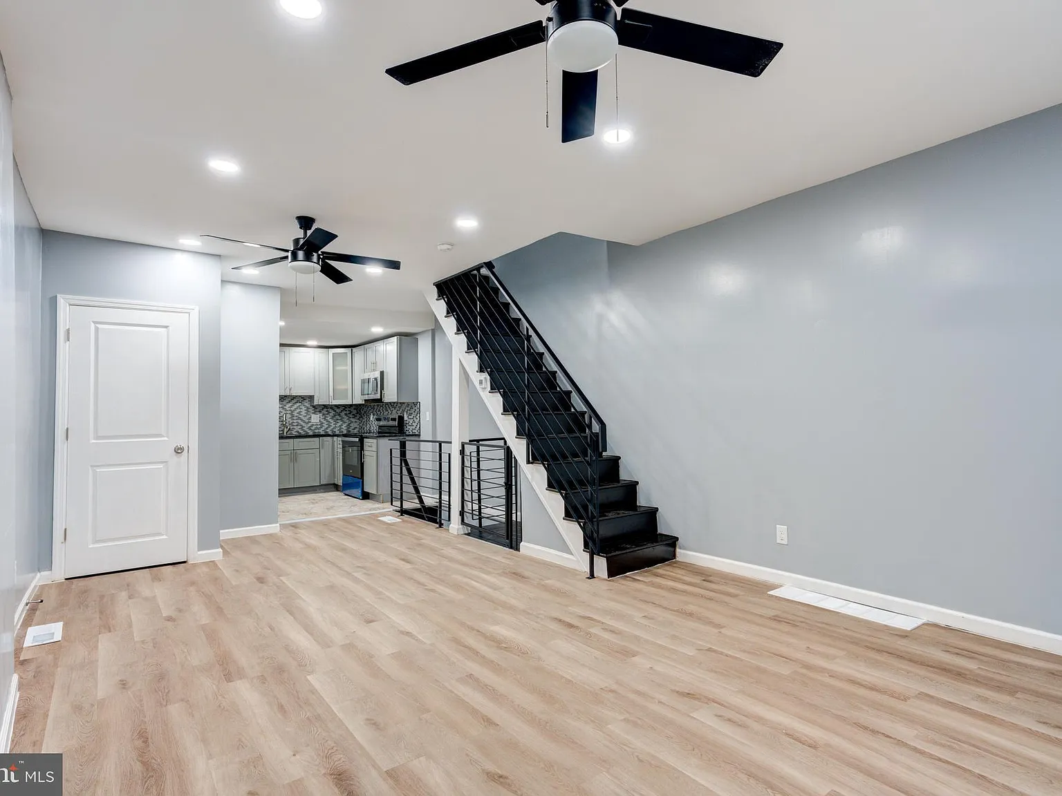 3 bed, 1024 sqft, $2,400 — Photo 3