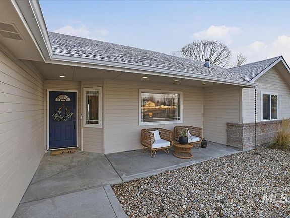 3rd image of 1108 N Autumn Wind Dr
