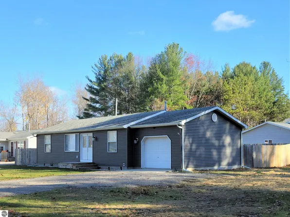 1012 Owosso St, East Tawas, MI 48730