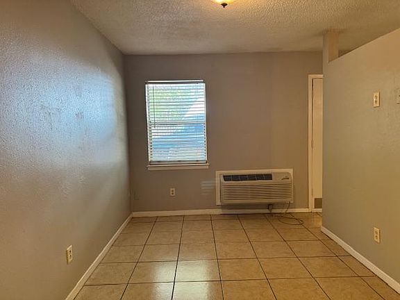 3rd image of 610 W Lucas Dr #8