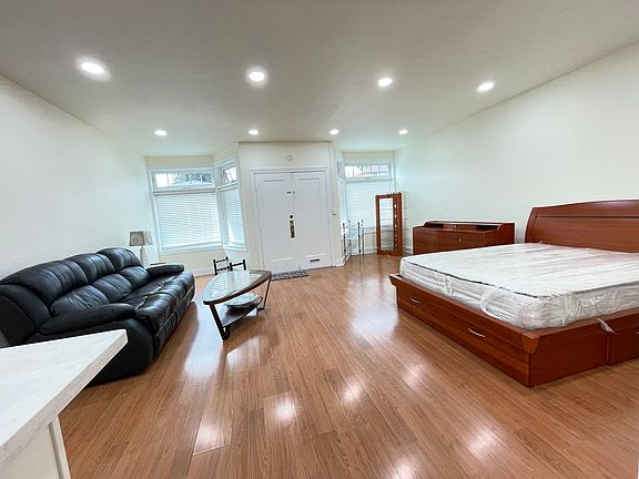 2nd image of 909 Academy Ave #909