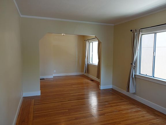spacious living/dining area
