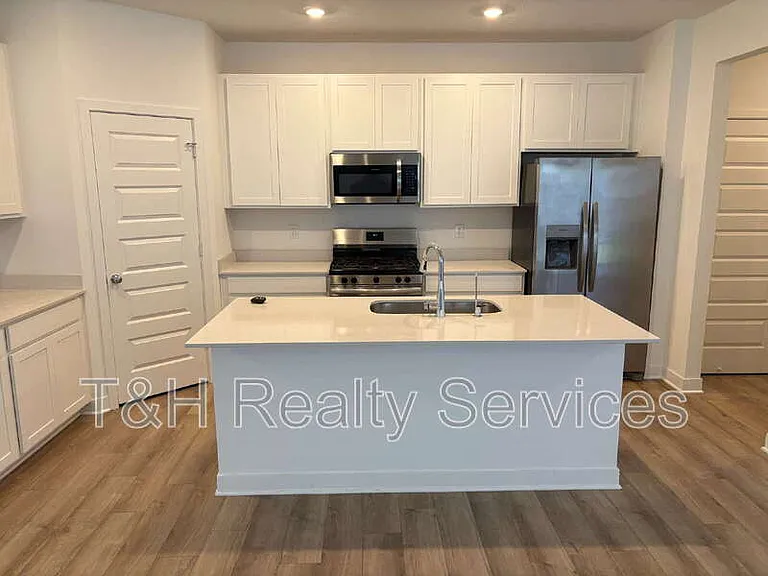542 Jefferson St — Photo 4