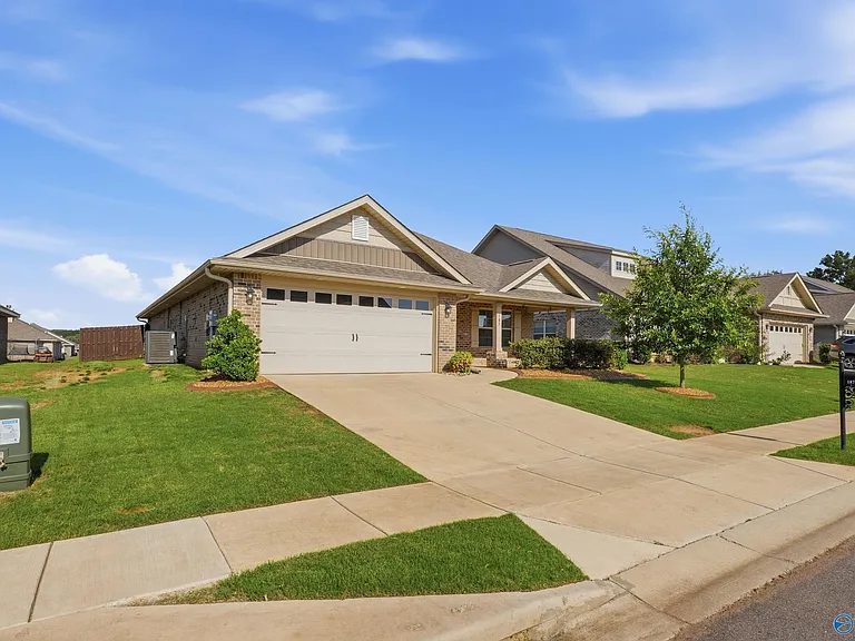 187 Abercorn Dr — Photo 1