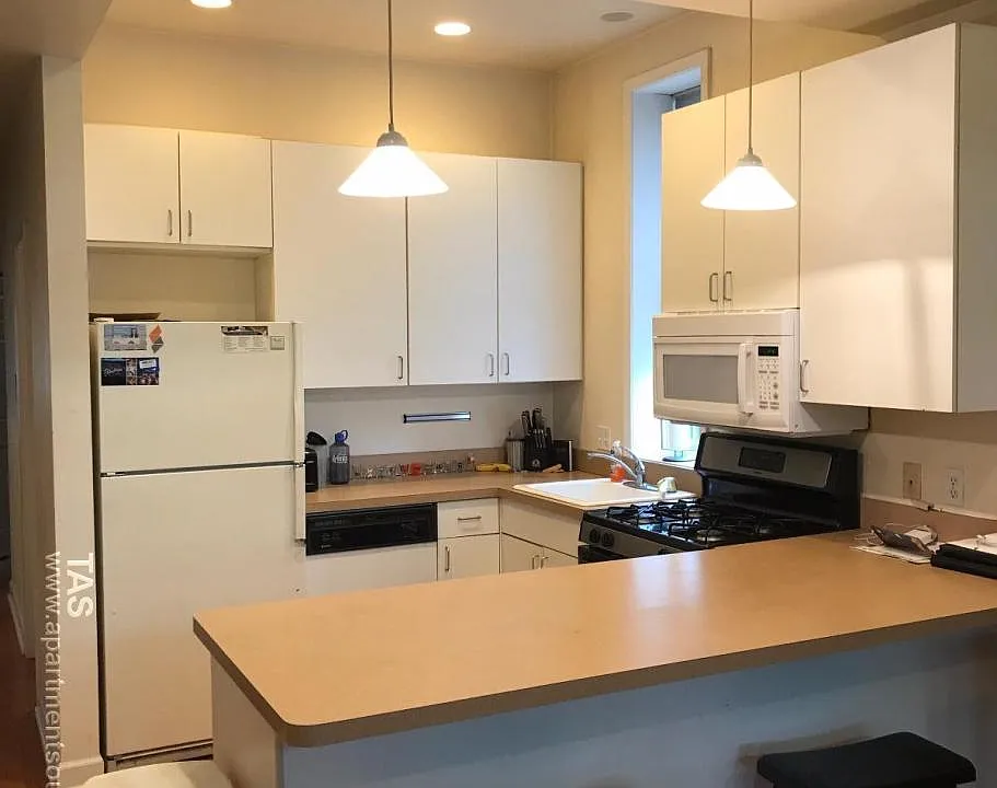 1957 N Kenmore Ave #2