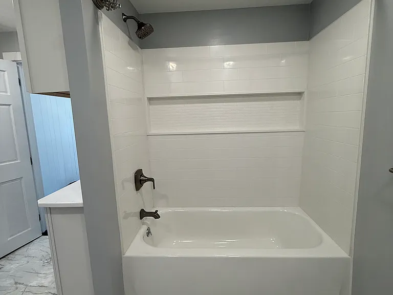 Upstairs Full Bathroom