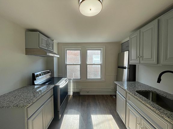 4th image of 68 1/2 Lexington Ave
