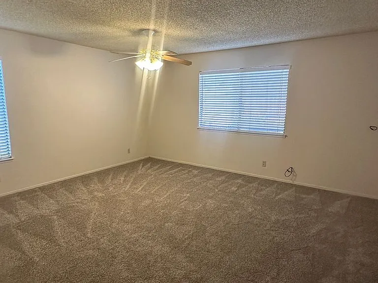 923 Greenfield Ave — Photo 26