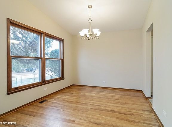 4th image of 15W611 Patricia Ln