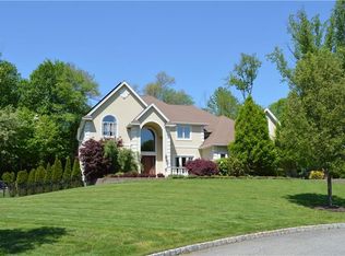 22 Canterbury Ln, Suffern, NY