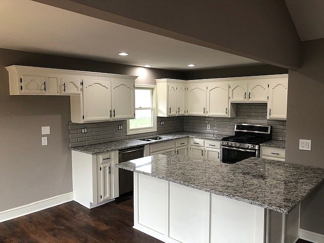 1st image of 1003 SW Foxtail Dr