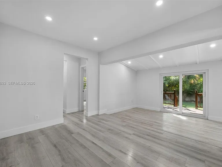 1262 SW 15th Ter — Photo 7