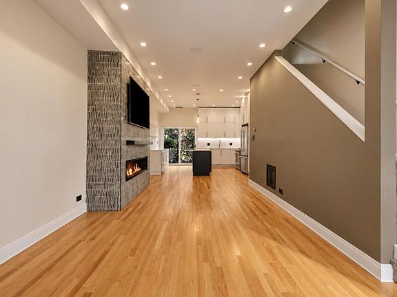 5th image of 855 W Erie St APT 109