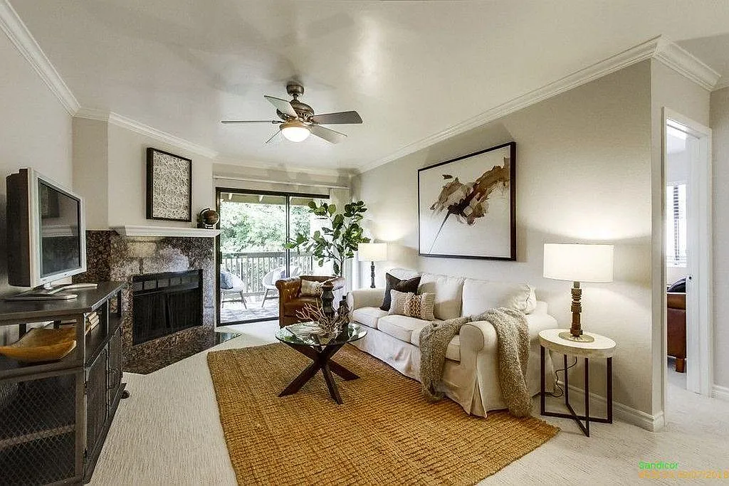 2 bed, 833 sqft, $2,600 — Photo 1