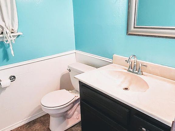 5th image of 1010 Holly Ln