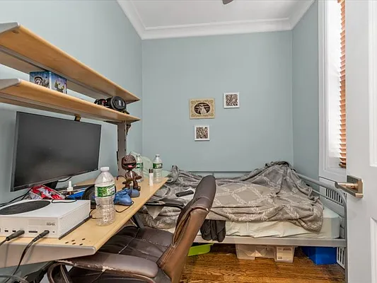 Sold by Thomas Lipovetsky, LREB | media 9