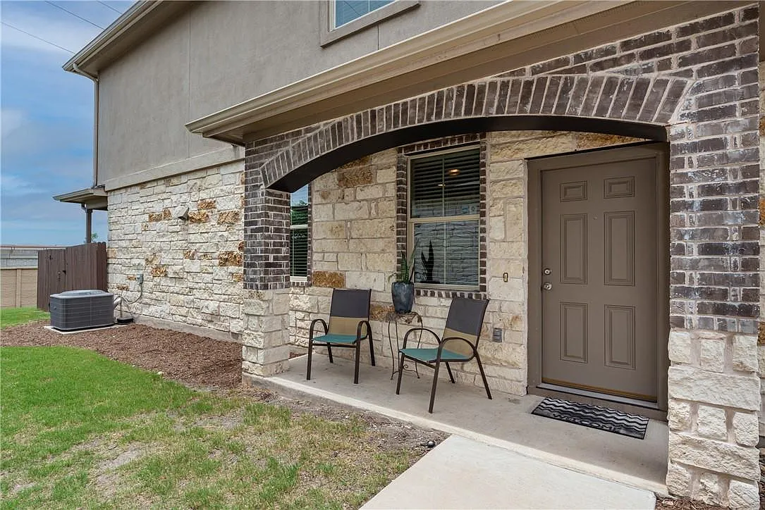 5 bed, 2.5 bath, 2102 sqft, $2,195 — Photo 2