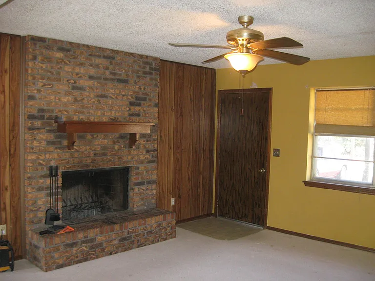 110 W Walnut St — Photo 3