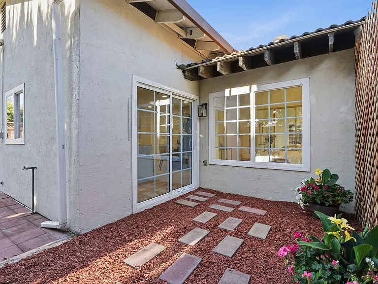 1735 Chesterton Cir — Photo 9