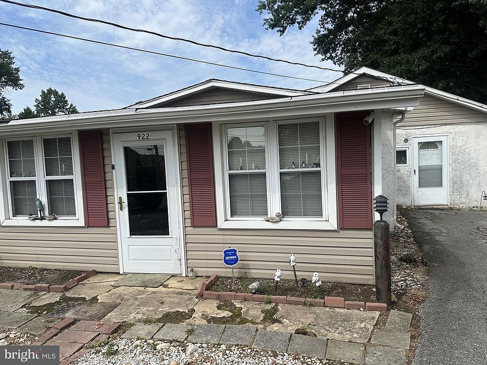 1st image of 922 E Hazeldell Ave