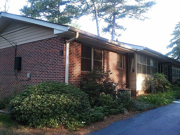 entrance from offstreet prkg