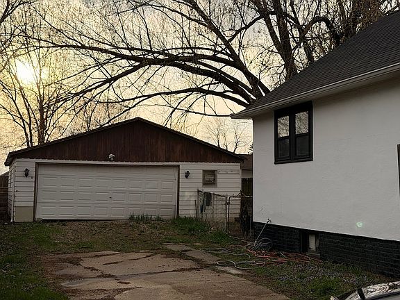 3rd image of 1762 S Oak Ave